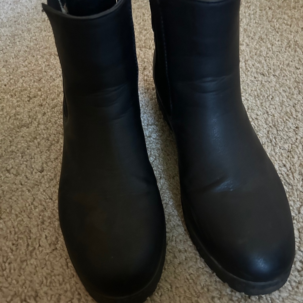 Maurice’s black boots